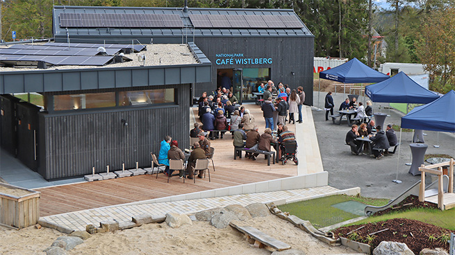 Auf der Terrasse des Nationalpark Café Wistlberg sitzen viele Gäste.