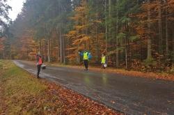 Müllsammelaktion im Oktober 2020: Die FÖJ-Teilnehmer Sophia Hahl, Maximilian Augustin und Katharina Wipplinger beim Abfall aufsammeln entlang von Straßen durch den Nationalpark. Foto: Kim Ascher