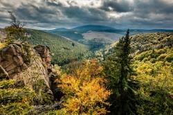 Blick von der Rabenklippe zum Brocken. Sein Gipfel gilt als nebligster Ort Deutschlands. Weil an mehr als 300 Tagen im Jahr in dicke Schwaden gehüllt, taucht der Brocken in vielen Mythen und Märchen auf. Foto: Mirko Lehmann