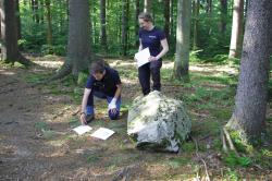 Die beiden Teilnehmer des Freiwilligen Ökologischen Jahres, Katharina Wipplinger und Lucas Eichmann, waren mit der Premiere der Führung „Gemeinsames Nachdenken über Naturschutz und Pandemien“ zufrieden. (Foto: Christin Heilmann/Nationalpark Bayerischer Wald)