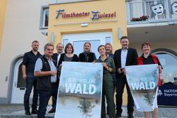 Freuen sich über die gelungene Premiere daheim: Jens Schlüter, zweiter Bürgermeister von Zwiesel (v.l.), Nationalparkleiter Dr. Franz Leibl, Regionalredakteur Andreas Nigl, Nationalpark-Stabsstellen-Leitung Elke Ohland, Peter Langhammer, Regisseurin Lisa Eder, Pavel Hubeny, Leiter des Nationalparks Sumava, MdL Max Gibis und Kinobesitzerin Gabriele Probst. (Foto: Annette Nigl / Nationalpark Bayerischer Wald)