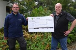 Jochen Stieglmeier, Vorsitzender der Nationalpark-Partner (r.), übergab 200 Euro an Mario Schmid von den Junior Rangern. (Foto: Katrin Wachter / Nationalpark Bayerischer Wald)