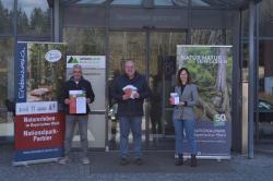 Martin Wagner, Personalratsvorsitzender der Arberlandkliniken, Jochen Stieglmeier, Vorsitzender des Vereins der Nationalpark-Partner Bayerischer Wald, und Stephanie Blüml, Personalleitung der Arberlandkliniken bei der Gutschein-Übergabe. (Foto: Kasparbauer/Arberlandkliniken).