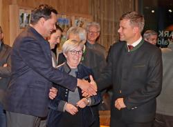 Im Gespräch: Sebastian Gruber (links), Landrat im Landkreis Freyung-Grafenau, Rita Röhrl, Landrätin im Landkreis Regen, und Olaf Heinrich, Bezirkstagspräsident von Niederbayern.