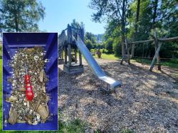 Dutzende Reißnägel sammelten Nationalparkmitarbeiter am Spielplatz im Wanderpark Bayerisch Eisenstein ein.