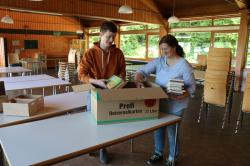 Karin Hartl und Jan Günther beim Kisten packen.