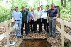 Dr. Richard Fackler, Vizepräsident des Landesamtes für Umwelt, (4.v.r.) überreichte im Beisein aller Beteiligter die Urkunde für den Boden des Jahres an Nationalparkleiterin Ursula Schuster (3.v.r.). (Foto: Nationalpark Bayerischer Wald)