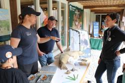 Beim bunten Fest rund um das Hans-Eisenmann-Haus war viel geboten. Dies ließ sich Nationalparkleiterin Ursula Schuster (r.) nicht entgehen und informierte sich bei allen Ständen, wie beispielsweise bei den Kollegen vom Nationalpark Wattenmeer.