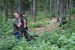 Benekdikt von Poschinger (links) auf Waldbeschau mit Gerhard Wilhelm.