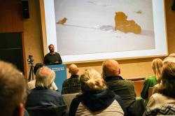 Matthias-Claudio Loretto bei seinem Vortrag über Kolkraben im Haus zur Wildnis. Foto: Julia Reihofer