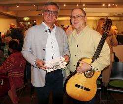 Alexander Muthmann (l.) las im Waldgeschichtlichen Museum aus den Werken seines Vaters, Lothar Blitz umrahmte die Veranstaltung auf der Konzertgitarre. (Foto: Annette Nigl/ Nationalpark Bayerischer Wald)