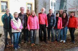 Freuen sich bereits auf den bevorstehenden Aktionstag: Thomas Ruder (DON-BOSCO-Schule, von links), Anita Fischbacher (Schule am Stadtpark Waldkirchen), Joachim Peter (Waldführer), Klaus-Dieter Neumann (Rolli Cam), Anita Moos (Behindertenbeauftragte), Lukas Laux (Nationalpark-Umweltbildungsreferent), Christian Fiebig (Sachgebietsleiter Landratsamt), Bettina Höpfl (Sachbearbeiterin Landratsamt), Jochen Hany (Wolfsteiner Werkstätten), Elisa Spörl (FÖJ) und Michaela Hilgart (Caritas-Wohnheim St. Franziskus). (Foto: Julia Reihofer / Nationalpark Bayerischer Wald)