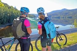 Einen grandiosen Ausblick hat man bei der Trinkwassertalsperre in Frauenau. Hilfreich ist bei Touren im Nationalpark Bayerischer Wald die Karte „Genuss Radwanderweg“.