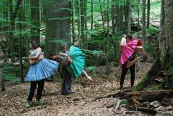 Tänzer des Bayerischen Junior-Balletts im Hans-Watzlik-Hain. Foto: Alexandra von Poschinger