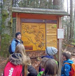 Laura Dageförde beim Start einer Kinderführung durch das Tier-Freigelände bei Neuschönau. Foto: Fabian Wirth