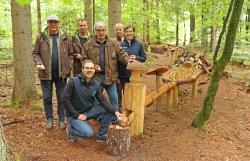 Freuten sich über die gelungene Installation der Kugelbahn: Nationalparkleiterin Ursula Schuster, Tobias Windmaißer vom BUND (unten), Kugelbahn-Bauer Kaspar Schreiner (Mitte) und die Mitarbeiter vom Haus zur Wildnis, im Bild Josef Schönberger (von links), Martin Weber und Max Schwarz.  (Foto: Nationalpark Bayerischer Wald)