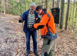 Ingo Brauer, Leiter der Nationalparkdienststelle Scheuereck und Martin Scholz, stellvertretender Leiter des Sachgebietes Wald- und Flächenmanagement erklären im Podcast das Borkenkäfermonitoring und die Suche nach befallenen Fichten in der Managementzone. (Foto: Nationalpark Bayerischer Wald)