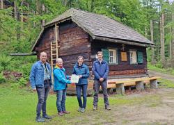 Freuten sich über die abgeschlossene Brandschutz-Ertüchtigung: Fritz Lemberger (von links) und Egon Thum vom Wald-Verein sowie Ursula Schuster und Johannes Dick vom Nationalpark. (Foto: Nationalpark Bayerischer Wald)