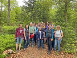 Nationalparkleiterin Ursula Schuster (4.v.r.) unterwegs mit Schul- und Kindergarten-Vertretern am Rundweg Flusskrebs.  (Foto: Nationalpark Bayerischer Wald)