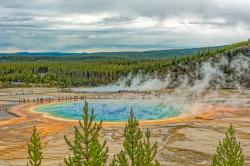 Fotos vom Yellowstone Nationalpark in seiner ganzen Schönheit – wie vom Grand Prismatic Spring – sind bei der Ausstellung von Steffen Krieger im Haus zur Wildnis zu sehen. (Foto: Steffen Krieger)