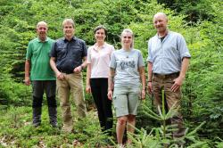 Wünschten Samira Neugebauer einen guten Ausbildungsstart: Nationalparkleiterin Ursula Schuster (m.), Ausbilder Michael Penn (r.) und die Sachgebietsleiter Franz Baierl (l.) und Marco Heurich. (Foto: Nationalpark Bayerischer Wald)