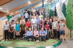 Trafen sich zum fachlichen Austausch im Hans-Eisenmann-Haus, Moorschützer der Bayerischen Staatsverwaltung. Nationalparkleiterin Ursula Schuster (Vordergrund, Mitte) begrüßte die rund 50 Klausurteilnehmer. (Foto: Nationalpark Bayerischer Wald)