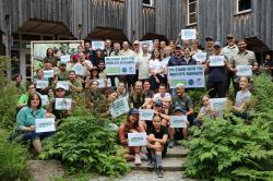 Zeigten sich solidarisch mit ihren Kollegen weltweit: Nationalparkleiterin Ursula Schuster (Mitte rechts), JuniorRanger und Ranger aus dem Nationalpark und Kollegen aus Deutschland, Tschechien, Dänemark und Rumänien. (Foto: Nationalpark Bayerischer Wald)