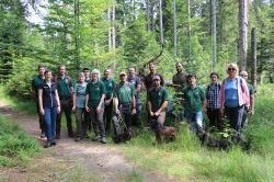 Die Besucher von Fürstenberg Forst aus Baden-Württemberg erhielten aus erster Hand von Nationalparkleiterin Ursula Schuster (2.v.l.) Informationen zur Waldentwicklung im Schutzgebiet. (Foto: Nationalpark Bayerischer Wald)