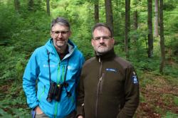 Überprüften gemeinsam eine Nisthöhle des seltenen Dreizehenspechtes in der Managementzone des Nationalparks, Jochen Linner aus der Nationalparkverwaltung (links) und Ranger Mario Schmid. (Foto: Nationalpark Bayerischer Wald)