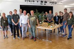 Freuten sich über eine erfolgreiche Ausstellung: Mykologe Peter Karasch (Bildmitte) und sein Organisationsteam, Železná Rudas Bürgermeister Filip Smola (ab 3. von links), stellvertretender Nationalparkleiter Jörg Müller und Bayerisch Eisensteins Bürgermeister Michael Herzog. (Foto: Nationalpark Bayerischer Wald)