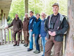 Freuten sich sichtlich über die erfolgreiche Neubesetzung des Wolfsgeheges: (v.l.) Tierpfleger Christoph Paternoster und Max Schreder, Lindbergs Bürgermeister Gerd Lorenz, Nationalparkleiterin Ursula Schuster, Geschäftsführer der Ferienregion Nationalpark Bayerischer Wald Robert Kürzinger und Sachgebietsleiter für Nationalparkmonitoring und Tier-Freigelände Marco Heurich (Foto: Nationalpark Bayerischer Wald)