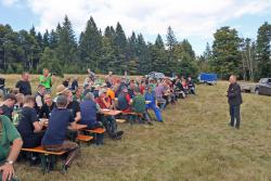 Beim gemütlichen Beisammensein am Schachtenhaus klang der Aktionstag gemütlich bei Brotzeit und Musik aus. (Fotos: Nationalpark Bayerischer Wald)