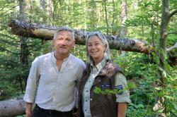 Sprechen über die Waldentwicklung im Nationalpark und die sich daraus ergebenden Chancen für die Region, Alfons Schinabeck, Aufsichtsratsvorsitzender der Ferienregion Nationalpark Bayerischer Wald und Bürgermeister von Neuschönau, und Nationalpark-Rangerin Christine Schopf. (Foto: Nationalpark Bayerischer Wald)