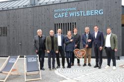 Freuen sich, dass das Nationalpark Café Wistlberg den Betrieb aufgenommen hat: Architekt Werner Pauli (von links), Pächter Bernhard Fuchs, Johannes Pain, Referatsleiter im Umweltministerium, Nationalparkleiterin Ursula Schuster, Johannes Dick, Mitarbeiter des Nationalparks, Dr. Franz Leibl, ehemaliger Leiter des Nationalparks, Landrat Sebastian Gruber und stellvertretender Bürgermeister der Gemeinde Mauth, Heiner Kilger. (Foto: Nationalpark Bayerischer Wald)