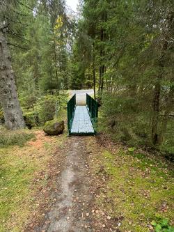 Dank einer Behelfsbrücke kann der Radweg von der Schwarzachstraße Richtung Racheldiensthütte nun wieder befahren werden. (Foto: Nationalpark Bayerischer Wald)