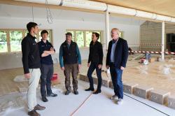 Die Nationalparkmitarbeiter Johannes Dick (v.l.), Jan Günther und Hans Moser führten Nationalparkleiterin Ursula Schuster und Klaus Schuster, den stellvertretenden Bürgermeister von Hohenau, durch das sanierte Jugendwaldheim. (Foto: Nationalpark Bayerischer Wald)