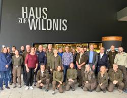 Die Teilnehmer der Fortbildungsveranstaltung mit Vertretern der Polizeiinspektionen Zwiesel und Grafenau sowie den beiden Landratsämtern. (Foto: Nationalpark Bayerischer Wald)