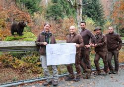 Freuen sich auf das neue Bärenhaus: (von links) Bär Benni, Susanne Klett und die Tierpfleger Christoph Wagner, Michael Pfister, Tobias Rankl und Erich Gruber. (Foto: Nationalpark Bayerischer Wald)