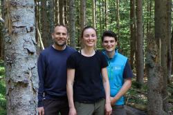 Geben spannende Einblicke in die Waldinventur im Schutzgebiet: Nationalparkmitarbeiter Jakob Ebenbeck (von rechts) und Isabelle Klein sowie Sebastian Dersch von der Uni Freiburg. (Fotos: Nationalpark Bayerischer Wald)