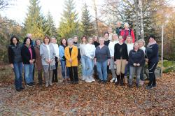 Nationalparkleiterin Ursula Schuster (5.v.r) sowie die Nationalparkmitarbeiterinnen Nicole Graf-Kilger (3.v.r.) und Sabine Eisch (l.) freuten sich zusammen mit den Erzieherinnen der Partner-Kindergärten und den Waldführerinnen und Waldführern über die positive Bilanz, die beim Jahrestreffen gezogen werden konnte. (Fotos: Nationalpark Bayerischer Wald)