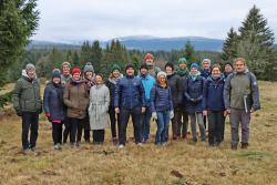 Über die Wiesen rund um Bučina ging’s für die Gruppe mit Martin Starý, stellvertretendem Direktor des Nationalparks Šumava, und Nationalparkleiterin Ursula Schuster. (Foto: Nationalpark Bayerischer Wald)