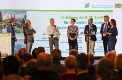 Bei der Gesprächsrunde blickten Thorsten Glauber (von links), Bartl Wimmer, Alfons Schinabeck, Ursula Schuster, Roland Baier und Peter Südbeck auf die Nationalparkentwicklung zurück. Moderiert wurde das Podiumsgespräch von Barbara Siebert.