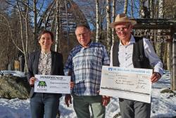 Stellvertretend für die Nationalparkregion in El Salvador nahm Jürgen Tönnesen (Mitte) die Spenden von Nationalparkleiterin Ursula Schuster und Jens Kirme von der gleichnamigen Kaffeerösterei entgegen. (Foto: Gregor Wolf / Nationalpark Bayerischer Wald)