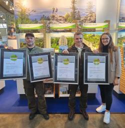 Das Ranger-Duo Thomas Drexler (links) und Siegfried Schreib präsentierte am ostbayerischen Messestand in Stuttgart im Beisein von Andrea Kralik, Mitarbeiterin der Ferienregion Nationalpark Bayerischer Wald, stolz die neuen Zertifikate. (Foto: Melanie Weinbacher)