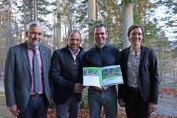 Dr. Roland Baier, Leiter des Nationalparks Berchtesgaden (v.l.), Staatsminister Thorsten Glauber und Ursula Schuster, Leiterin des Nationalparks Bayerischer Wald, gratulierten dem Preisträger Dr. Christian Hoermann von und zu Guttenberg. (Foto: Gregor Wolf/Nationalpark Bayerischer Wald)