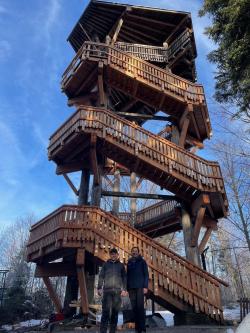 Robert Sterl von der Zimmerei Schiller erläuterte Nationalparkleiterin Ursula Schuster die abgeschlossenen Maßnahmen am Turm. (Foto: Johannes Dick/Nationalpark Bayerischer Wald)