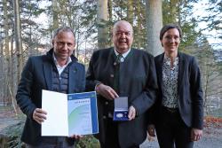 Die Bayerische Staatsmedaille für herausragende Verdienste um die Umwelt erhielt Jochen Stieglmeier im Beisein von Nationalparkleiterin Ursula Schuster von Umweltminister Thorsten Glauber. (Foto: Gregor Wolf / Nationalpark Bayerischer Wald)