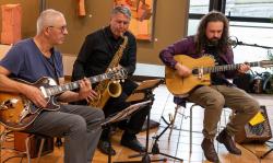 Die Musiker des Hot Club de la Forêt: Max Fischl, Max Niedermaier und Gerhard Fischl. (Foto: Hot Club de la Forêt)