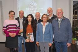 Eingerahmt von Nationalparkleiterin Ursula Schuster (links) und Umweltbildungsreferent Lukas Laux (2. von rechts) wurden Jochen Stieglmeier (ab 2. von links), Cho Jungran, Josef Wegele, Heidi Graf und Hans Mühlbauer aus dem Waldführer-Dienst verabschiedet. (Foto: Gregor Wolf / Nationalpark Bayerischer Wald)