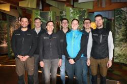 Nationalparkleiterin Ursula Schuster (3.v.l.) mit der neuen Mannschaft des Sachgebiets Wald- und Flächenmanagement: Tobias Friedmann (v.l.), Jochen Linner, Jakob Geiger, Katharina Burgmaier, Vinzent Geiger und Till Clos. (Foto: Annette Nigl / Nationalpark Bayerischer Wald)